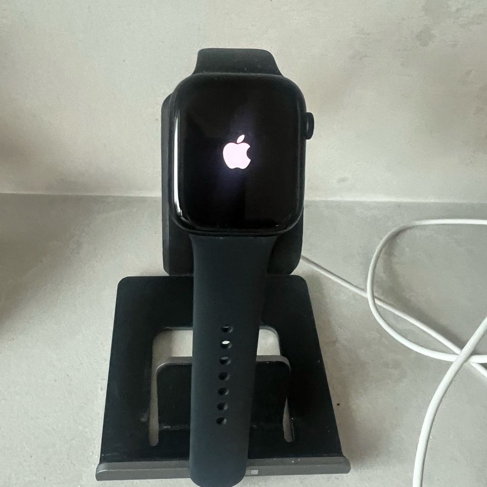 Apple Watch Series 7 (45mm) (Charger/Stand included)